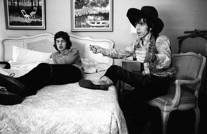 Mick Jagger and Keith Richards in a New York hotel room, photographed by Michael Cooper, 1967.