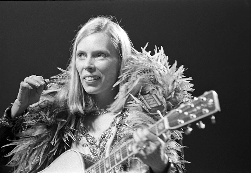 Joni Mitchell performing in Austin, Texas, photographed by Charlyn Zlotnik, 1976.
