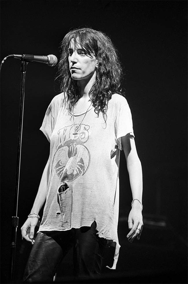 Patti Smith standing at the microphone, photographed by Charlyn Zlotnik, 1978.