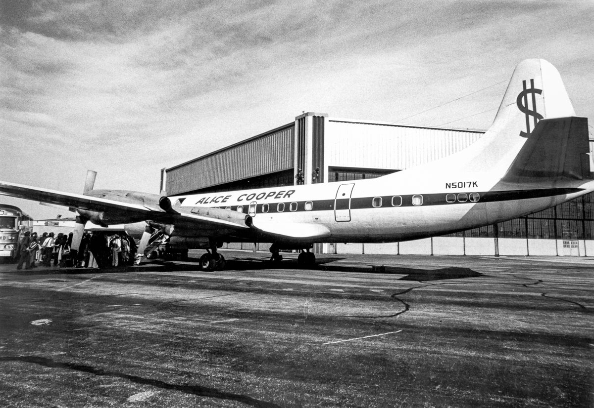 Alice Cooper, Airport, 1973 — photograph by Lynn Goldsmith
