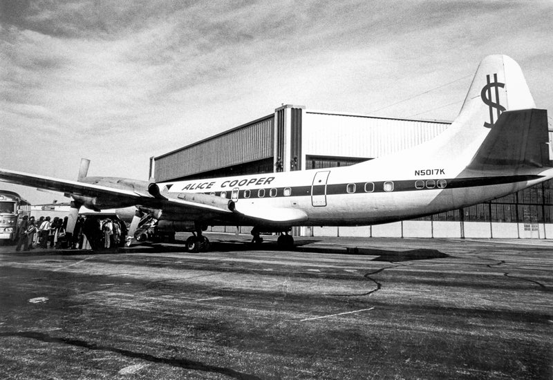 Alice Cooper, Airport, 1973 — photograph by Lynn Goldsmith
