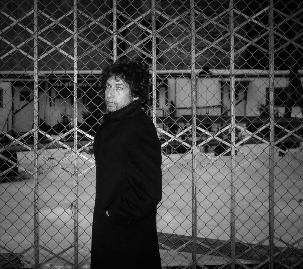 Bob Dylan, Chain-Link Fence, 1983, photographed by Lynn Goldsmith.