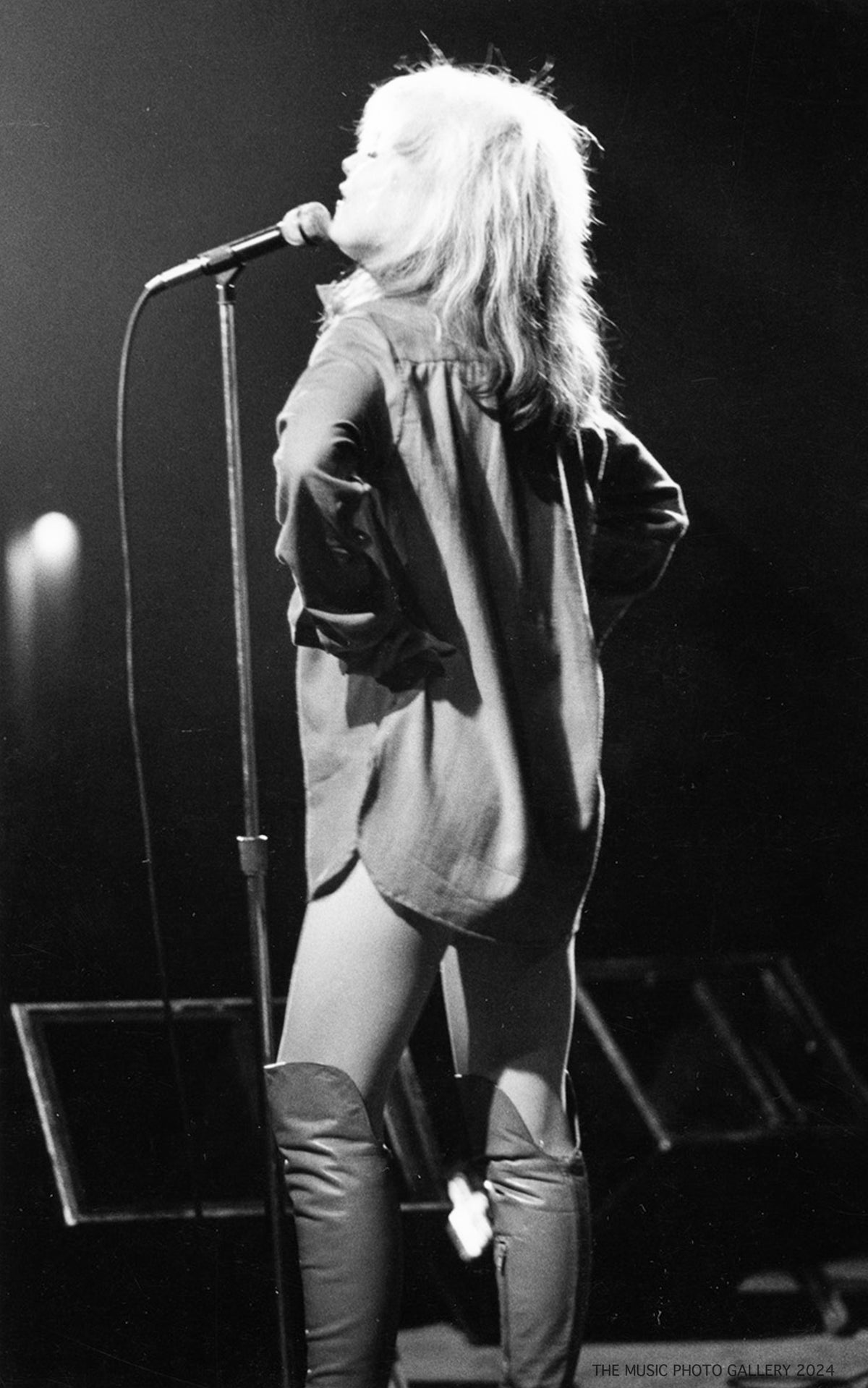 Debbie Harry singing in profile, photographed by Ebet Roberts.