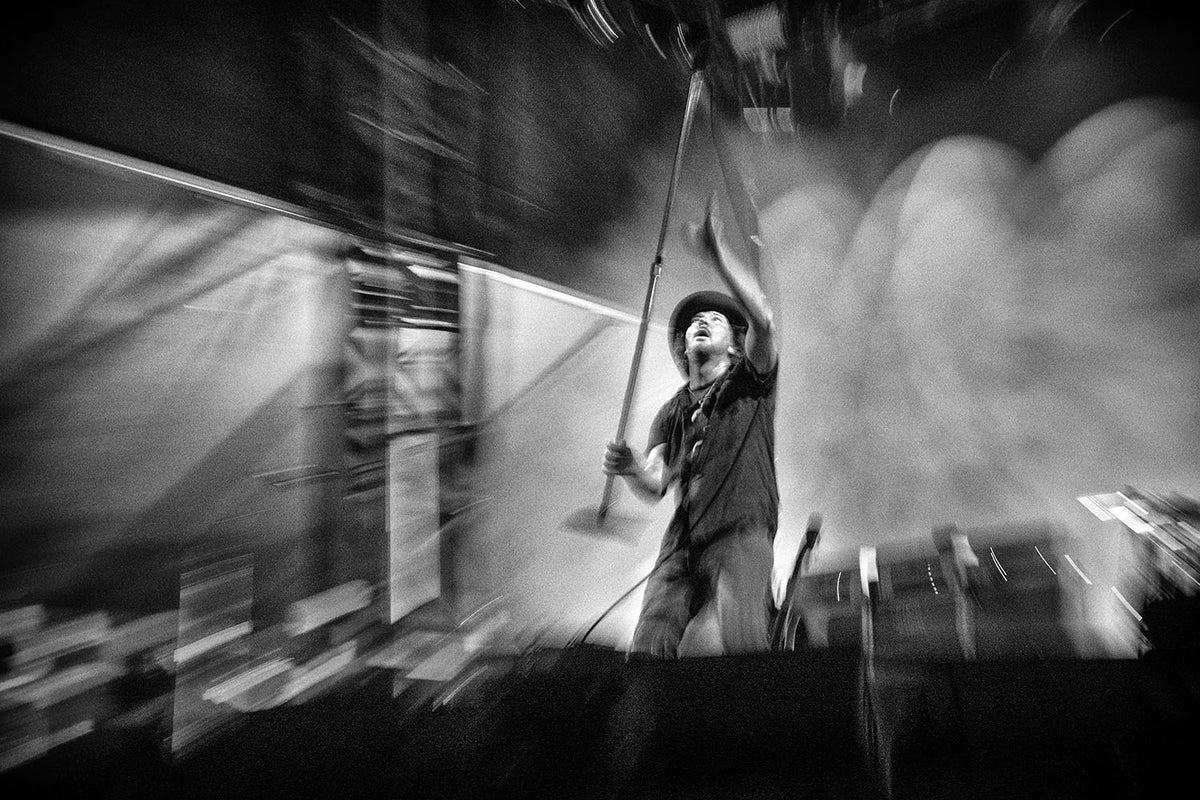 Eddie Vedder with raised microphone stand at Ohana Festival, Dana Point, California, 2026, photographed by Jérôme Brunet.