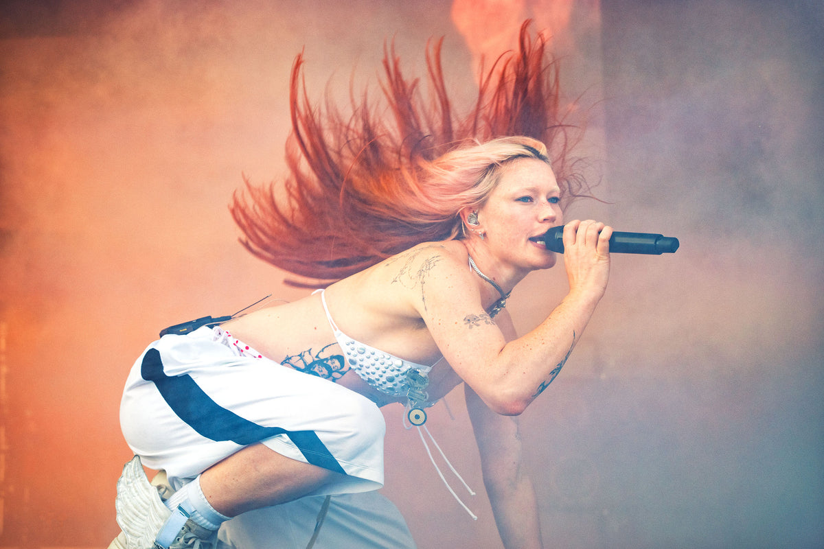 Rhian Teasdale of Wet Leg at Ohana Festival, Dana Point, California, 2025, photographed by Jérôme Brunet.