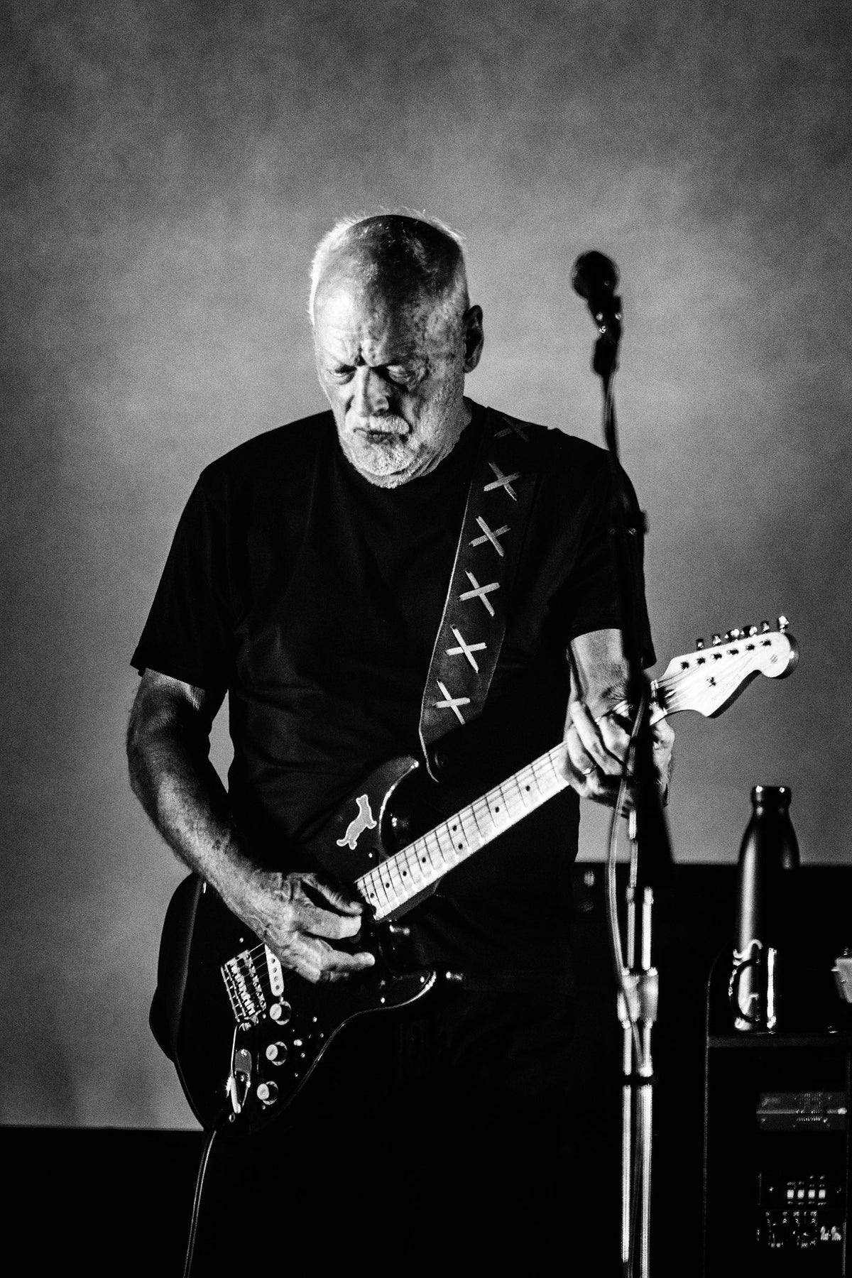 Close-up of David Gilmour playing electric guitar at Intuit Dome, Los Angeles, California, 2024, photographed by Jérôme Brunet.