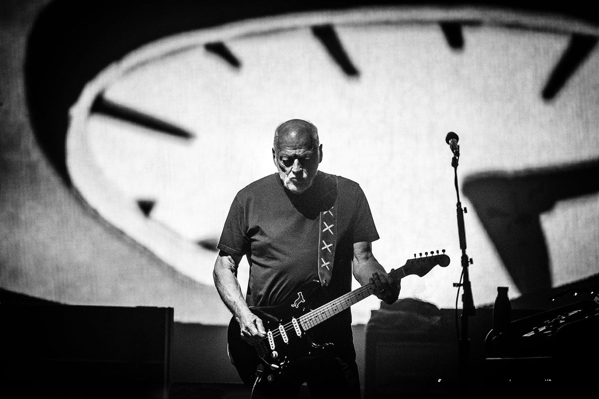 David Gilmour in front of a clock projection at Intuit Dome, Los Angeles, California, 2024, photographed by Jérôme Brunet.