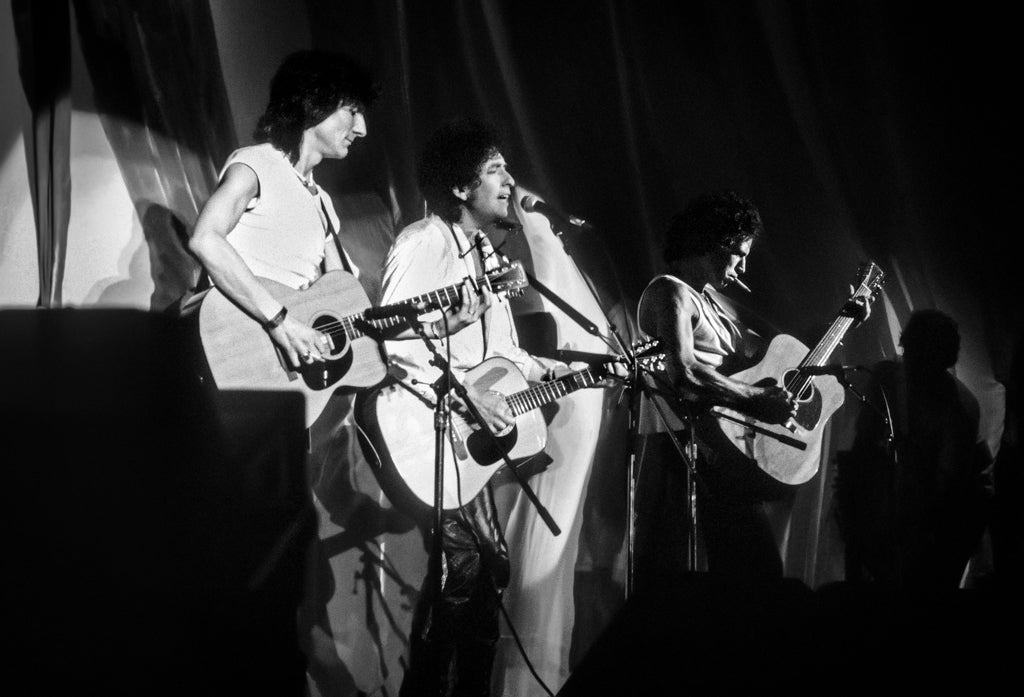 Bob Dylan, Ronnie Wood and Keith Richards, On Stage, 1985 — photograph by Lynn Goldsmith