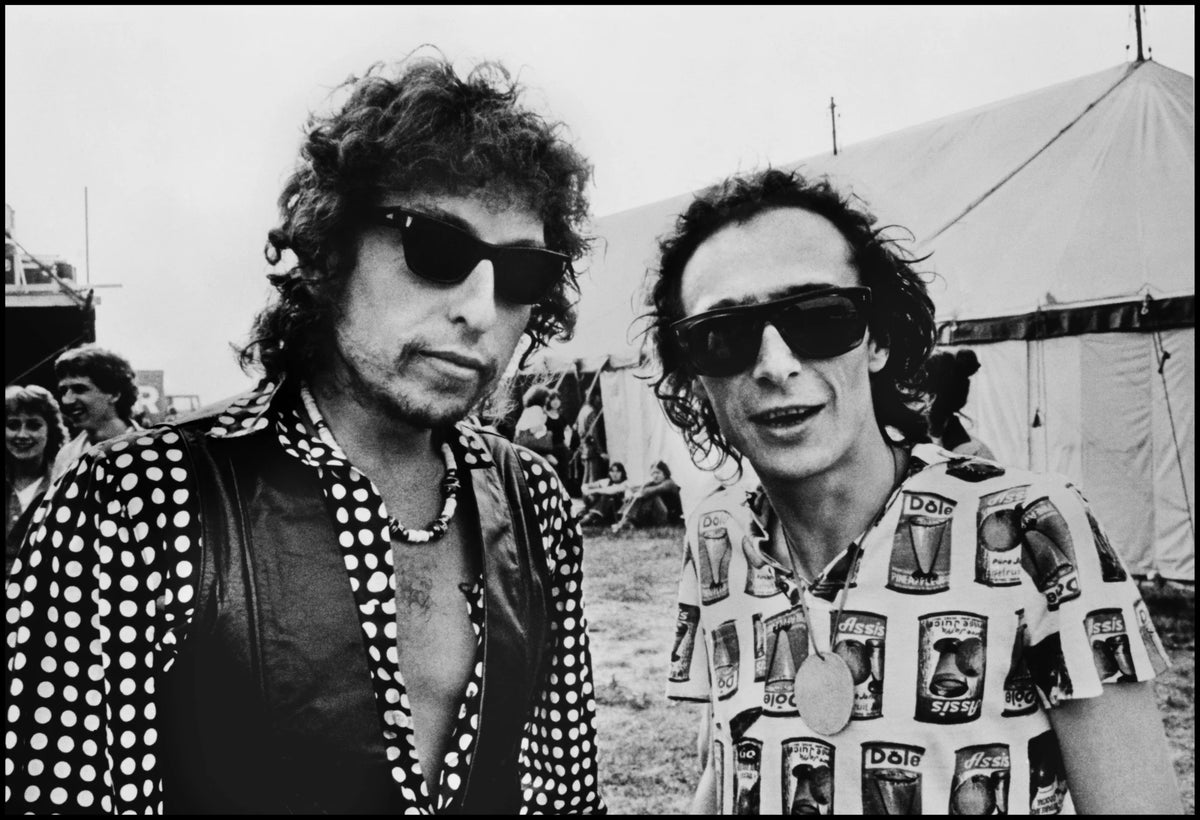 Bob Dylan and Graham Parker, Blackbushe, 1978, photographed by Chalkie Davies.