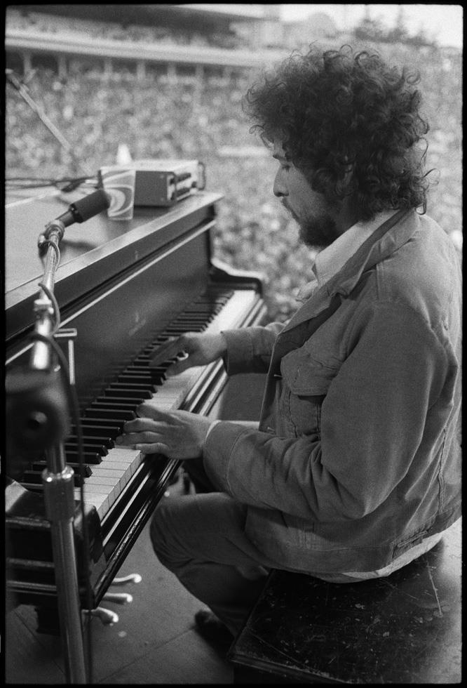 Bob Dylan performing at the piano in 1975, photographed by Michael Zagaris.