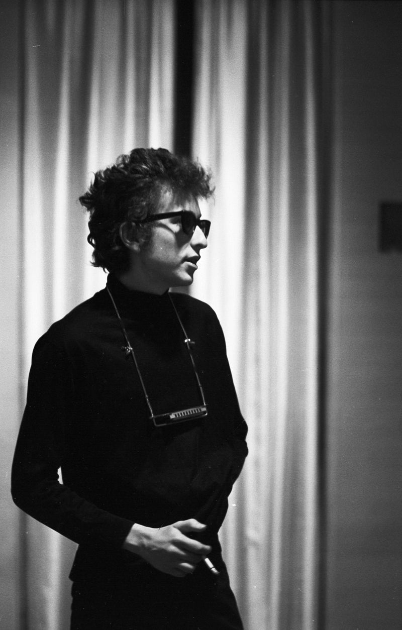 Bob Dylan backstage at Philharmonic Hall, Lincoln Center, New York City, October 31, 1964; photograph by John Byrne Cooke.