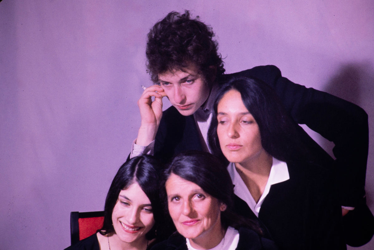 Bob Dylan with Joan Baez, Mimi Fariña and Joan Bridge Baez, Unknown Location, 1964; photograph by John Byrne Cooke.