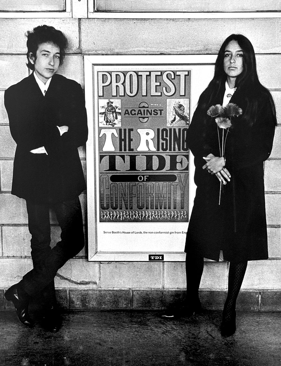 Bob Dylan and Joan Baez, Newark, New Jersey, 1964, photographed by Daniel Kramer.