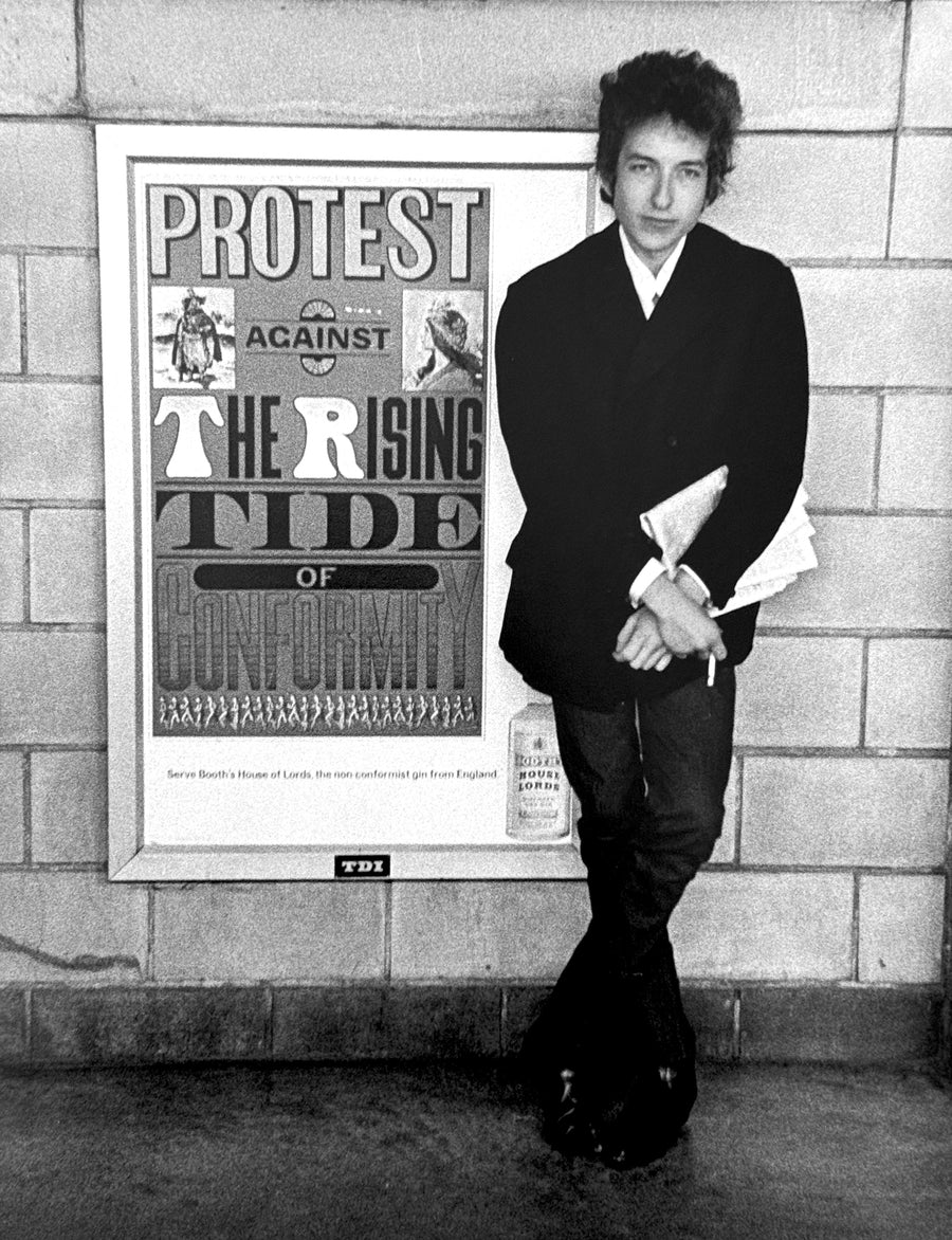 Bob Dylan, Newark, New Jersey, 1964, photographed by Daniel Kramer.