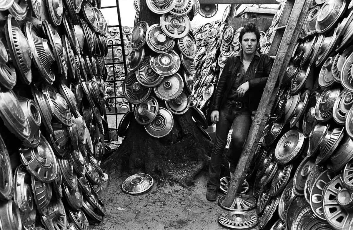 Bruce Springsteen, Hubcaps, 1978 — photograph by Lynn Goldsmith