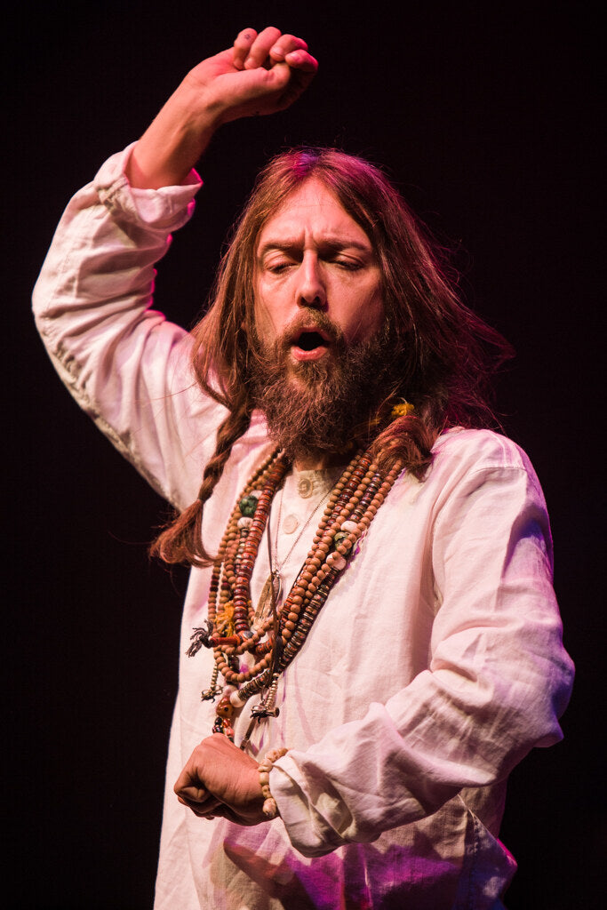Chris Robinson of The Black Crowes singing with one arm raised, in color, 2007, photographed by Lynn Goldsmith.