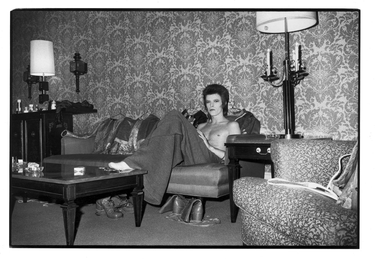 David Bowie at the Holiday Inn, Chicago, 1972, photographed by Mick Rock.