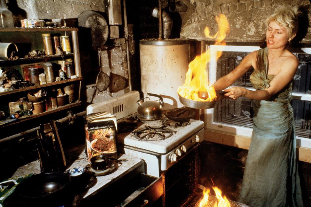 Debbie Harry with a frying pan in the 17th Street apartment, New York City, 1977, photographed by Chris Stein.