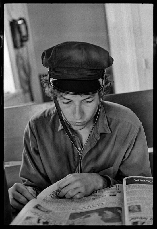 Bob Dylan, reading Herald Tribune, Woodstock, New York 1964