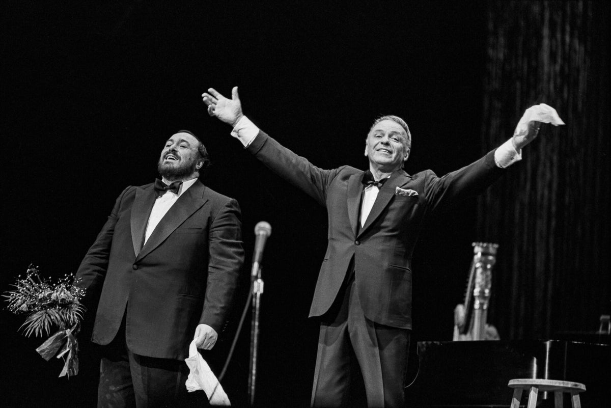 Frank Sinatra and Luciano Pavarotti on stage, in black and white, 1982, photographed by Lynn Goldsmith.