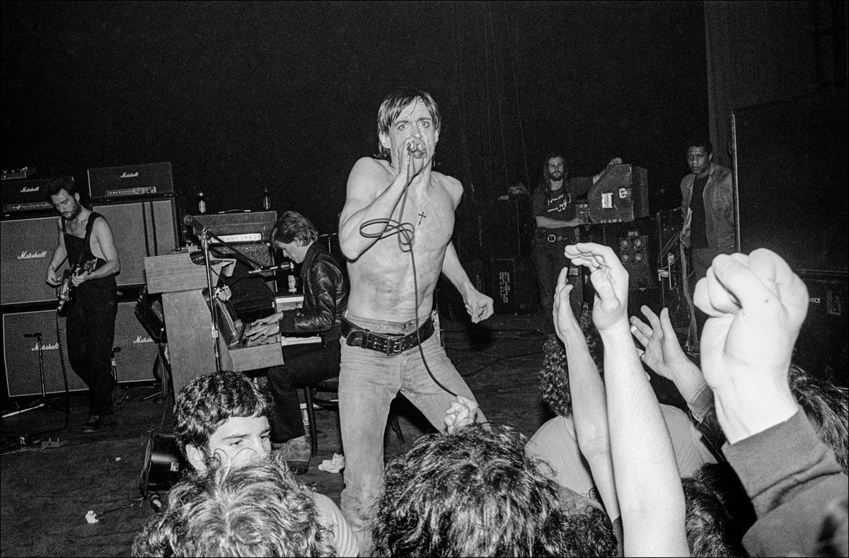 Iggy Pop & David Bowie, The Palladium, New York City, 1977 — photograph by Allan Tannenbaum.