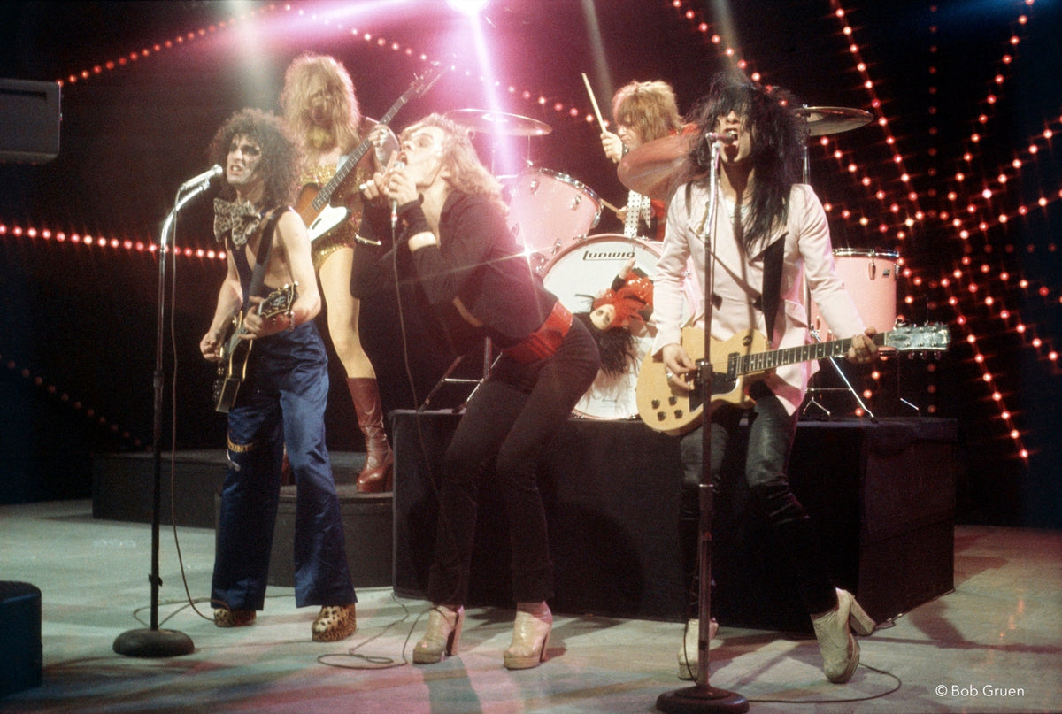 New York Dolls, Shared Microphone, The Real Don Steele Show, Los Angeles, CA, 1973, photographed by Bob Gruen.